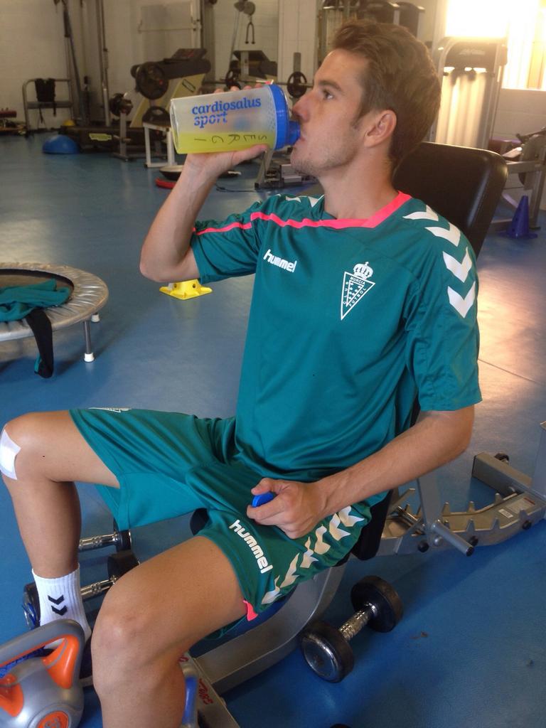 CardiosaluSport's tweet photo. @JordiHostench y @Sergigb6 ya se hidratan con Procarb! @realmurciacfsad #rendimiento #nutricion https://t.co/XawO6cRKsx