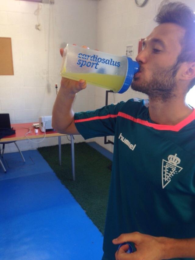 CardiosaluSport's tweet photo. @JordiHostench y @Sergigb6 ya se hidratan con Procarb! @realmurciacfsad #rendimiento #nutricion https://t.co/XawO6cRKsx