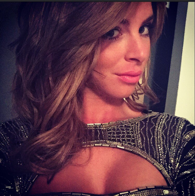 EmilieSS9Off's tweet photo. 100 000 followers, autant de gâtés 😘. Nous sommes une famille. Vous êtes ma force. Je vous aime ❤️ https://t.co/0W7OjmnGoO