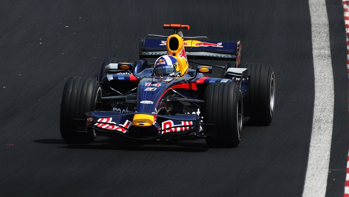 SidewaysDriving's tweet photo. RT @redbullracing: The #Retrobull is @therealdcf1's 2007 RB3, now on the wall at @RedBullUK 👐🇬🇧Thanks all! #F1 https://t.co/OhznBEteXk