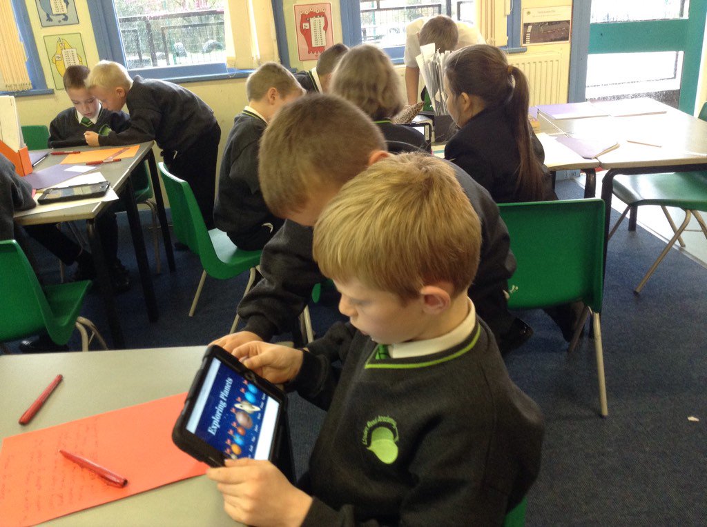OnoFnlomce_net's tweet photo. Collaborative learning.Could we live on another planet?#LRAY4 https://t.co/MaWaMkb4qh
