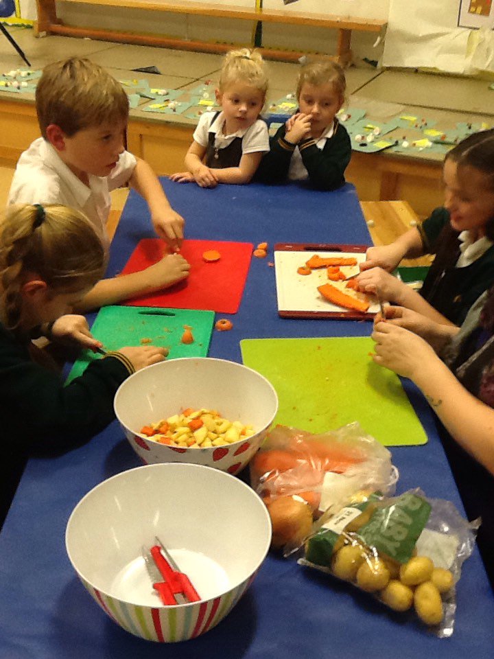 fazkids's tweet photo. Preparing the vegetables for our snack #scouse #carros #potatoes #onions https://t.co/TckoCYmXYT