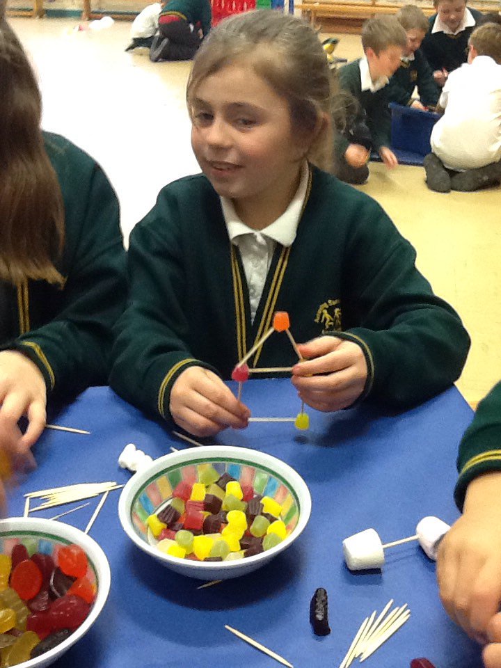 fazkids's tweet photo. Using cocktail sticks and different types of sweets to make 2d shapes https://t.co/fCMEWNOLE2