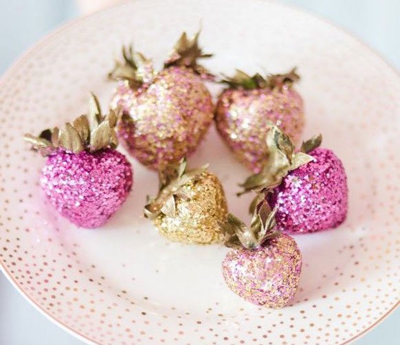 wilkieblog's tweet image. From glitzy gold to shinning silver, adding a little twinkle will make your sweets standout: ccwed.me/1MmkgBs
