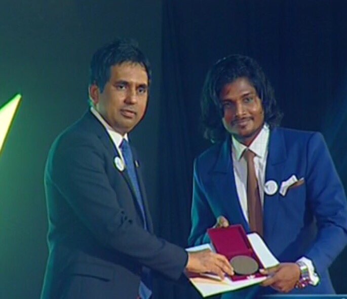 MoEDmv's tweet photo. Hon. Minister Saeed @em_saeed distributing Youth Awards 2015 #Live #YouthAwards2015 #YouthDay2015 https://t.co/71egqucQEp
