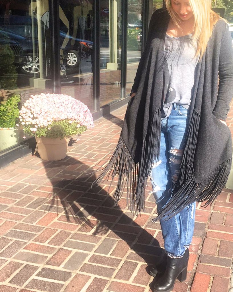 ellasgrove's tweet photo. The look: cozy, off-duty. The piece: #ThePerfext #cashmere fringe cardigan, $924. Shop from your car: 610.642.4422 π¨ https://t.co/udkkRfQFVL