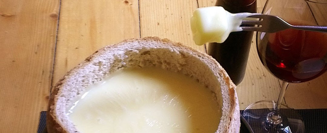 beauté! on aiguise les frouchettes à fondue pour le retour de la neige. #cosy #vacherin #WinterIsComing