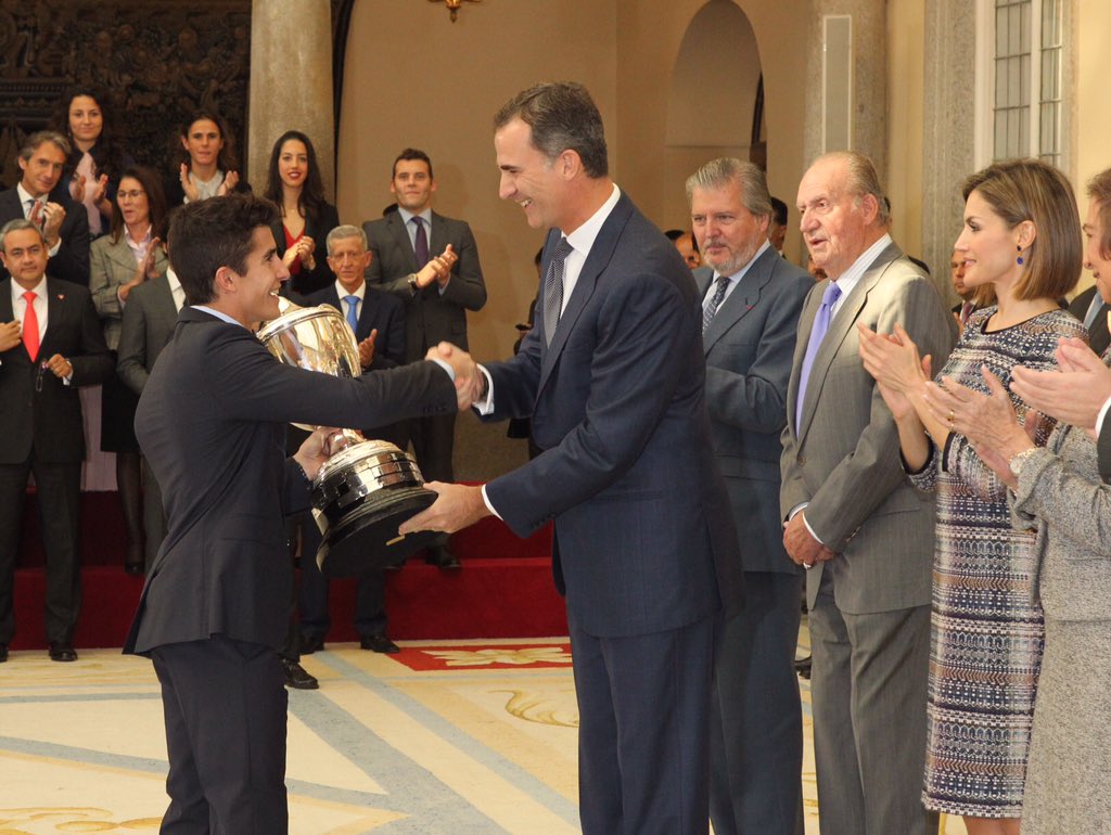 marcmarquez93's tweet photo. Un orgullo recibir el Premio Rey Felipe por ese inolvidable 2014. https://t.co/7BC1tbIkLD