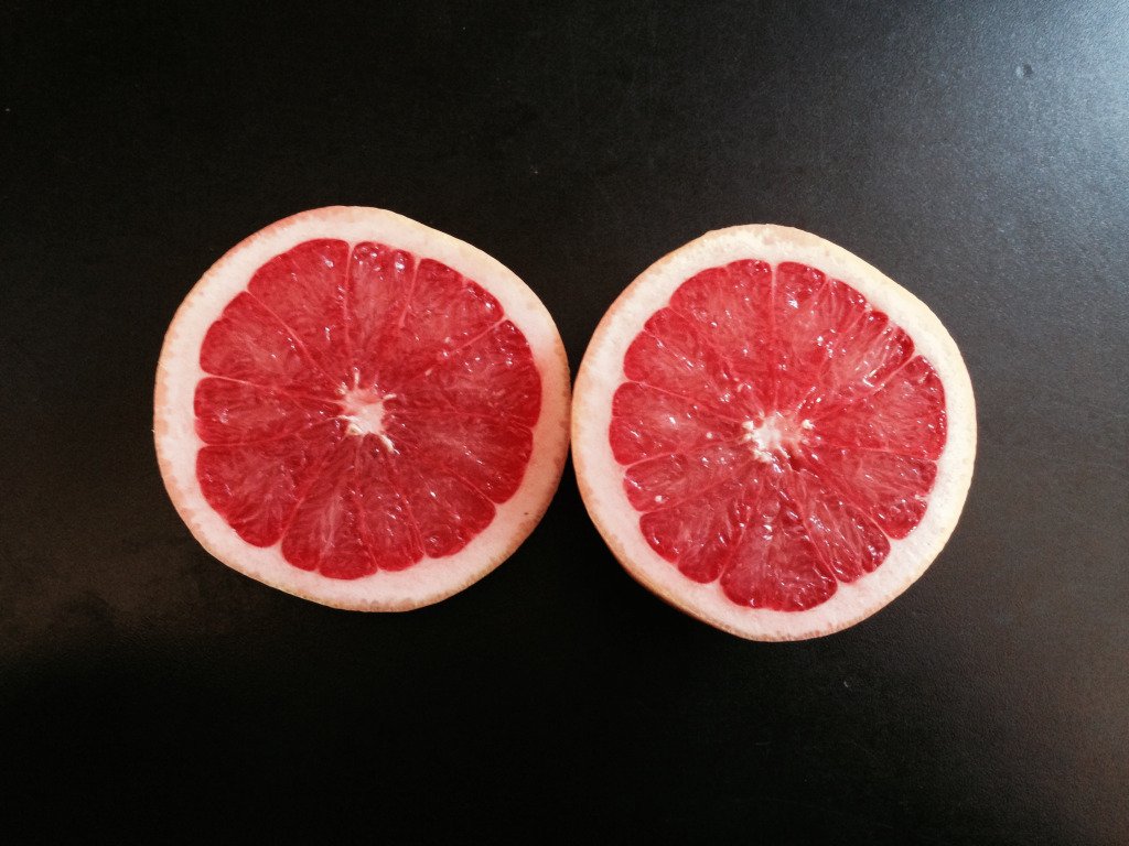 Sometimes a grapefruit is just a grapefruit. But not in this delicious poem from Charlene… dailydoseoflit.com/2015/11/17/poe…