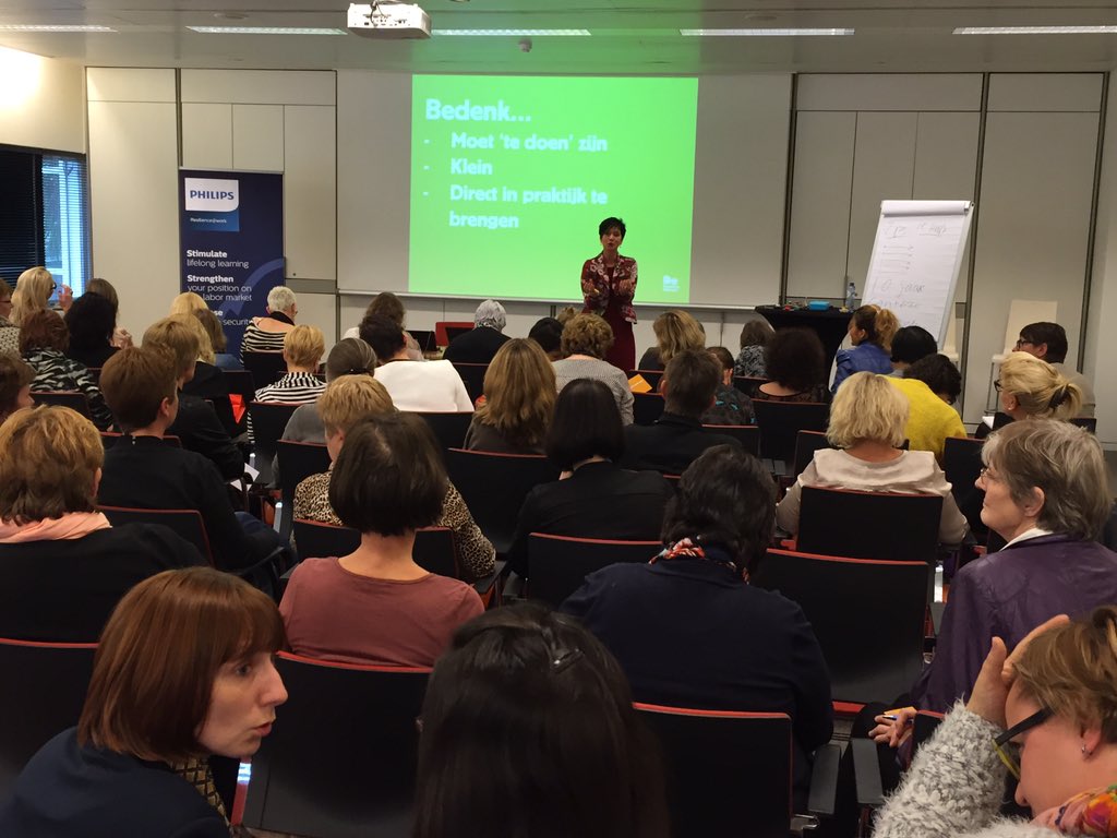 DSD_ned's tweet photo. .@marijkej in actie tijdens een presentatie over DSD aan 60 managementassistenten van @PhilipsNL #livinglab https://t.co/yjHp7VA1VV