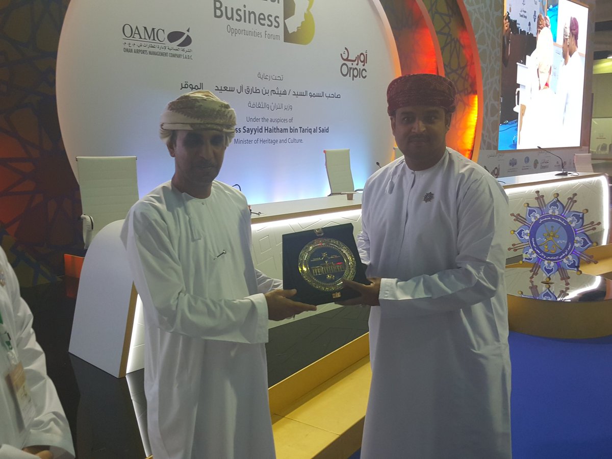 BOF_Oman's tweet photo. هدية تذكارية من صندوق تقاعد وزارة الدفاع لرئيس @chamber_oman 

#ملتقى_فرص_الأعمال https://t.co/KXKKUIrWCW