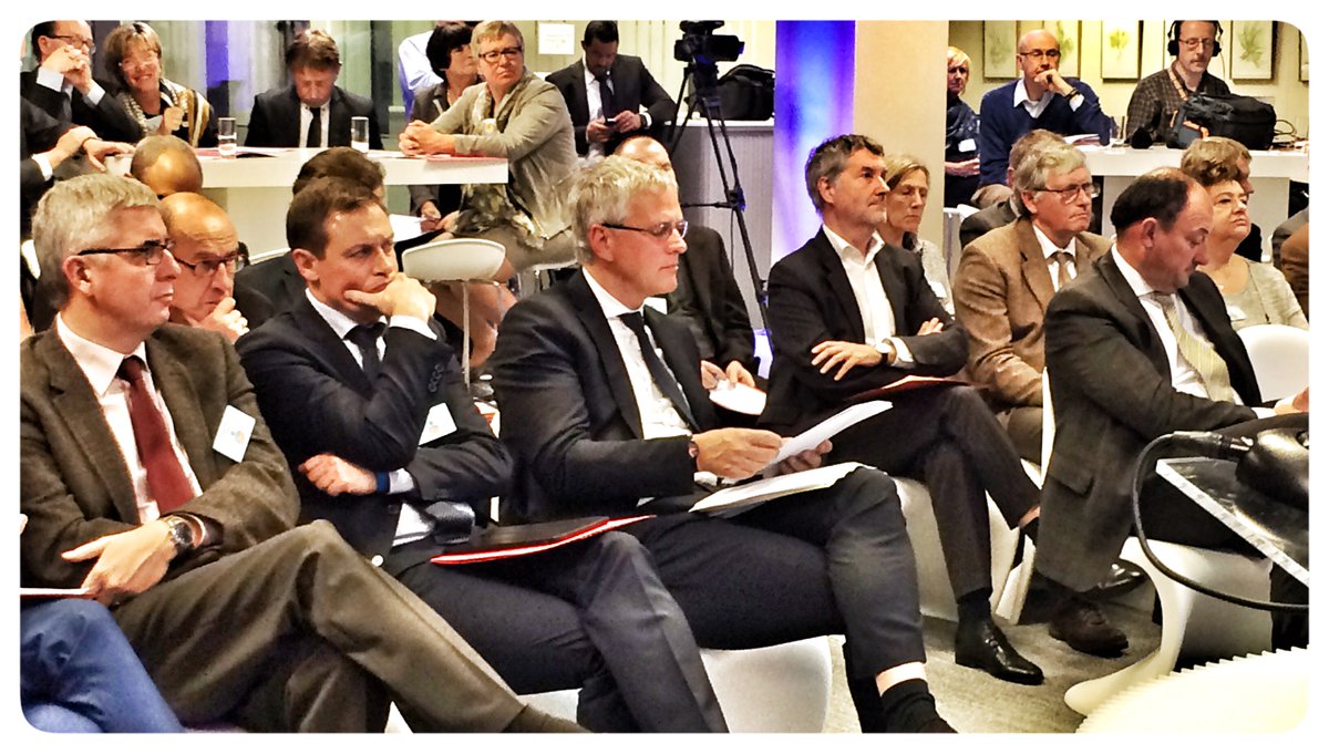 Les participants à la Table Ronde #travailsurmesure à l'écoute des meilleures pratiques.