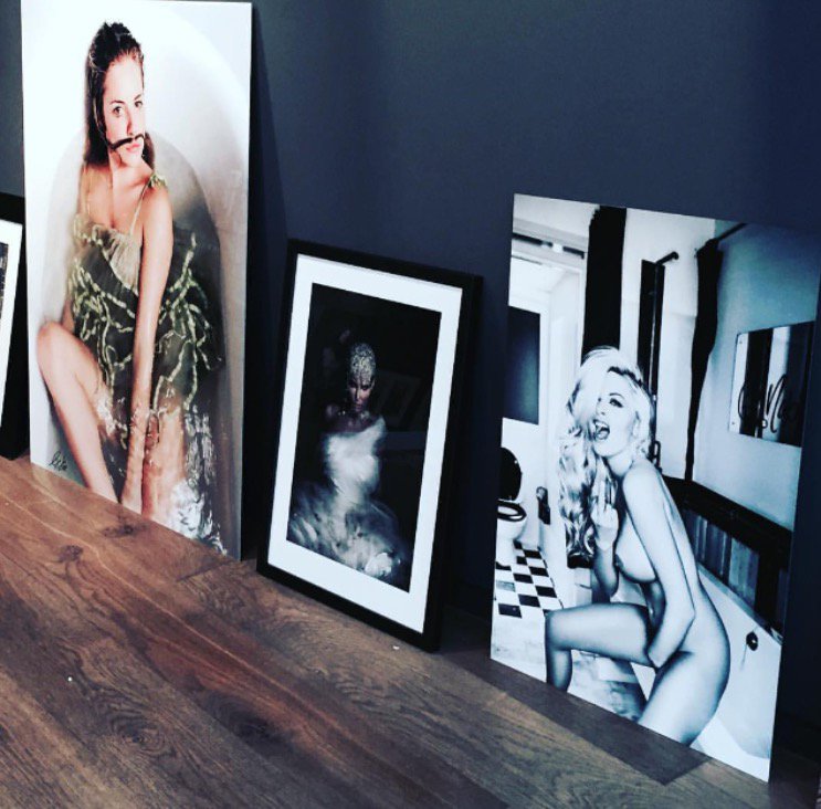 debbiclark1's tweet photo. Excited hanging in progress @MrsRazorRuddock @AZakaimFineArt @sugarbabesmodel #launch18Nov #mySUGARBABESyourAGENCY https://t.co/23ZaaLcMTZ
