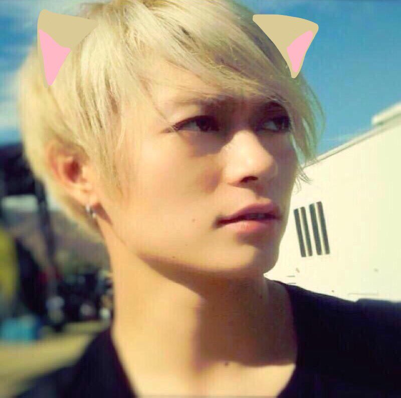 耳の位置おかしい