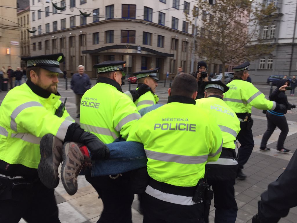 pealbre's tweet photo. #Brno: Na setkání komunistů zničil portrét Lenina, policie ho odvlekla. https://t.co/nmtQViNzNl