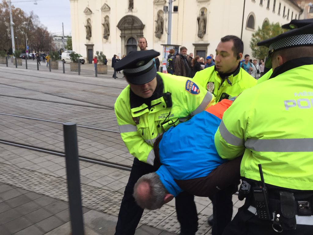pealbre's tweet photo. #Brno: Na setkání komunistů zničil portrét Lenina, policie ho odvlekla. https://t.co/nmtQViNzNl