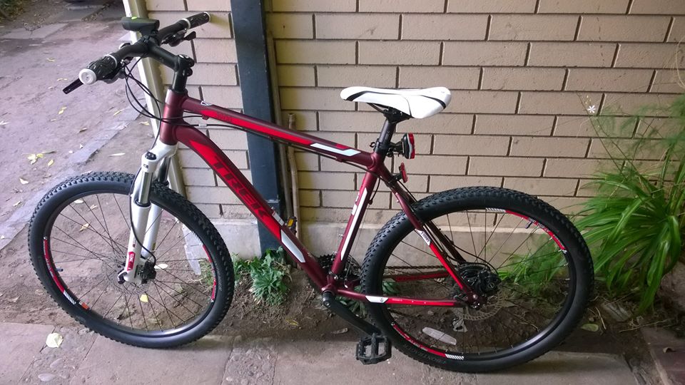 paulyeffect's tweet photo. NOS ROBARON! BICICLETA TREK 3900 SERIE N°1089U0310 (UBICADO BAJO LA MASA) COLOR ROJO CON BLANCO. https://t.co/gL8RxxoxJo