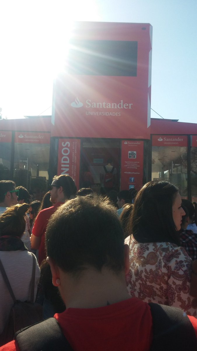 Alexdejandro's tweet photo. @SUmotorhome esperando la cola para la carrerita! #RedBoxHuelva "el paraguas pami" https://t.co/sEYBUsCZeN