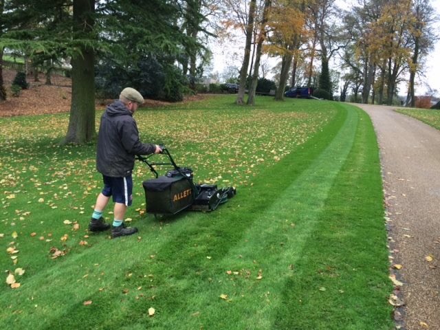 AllettMowers's tweet photo. A few photos of the highly sought after RM34 rotary mower collecting leaves #allettmowers https://t.co/QFXRPZywWb