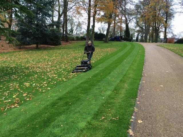 AllettMowers's tweet photo. A few photos of the highly sought after RM34 rotary mower collecting leaves #allettmowers https://t.co/QFXRPZywWb