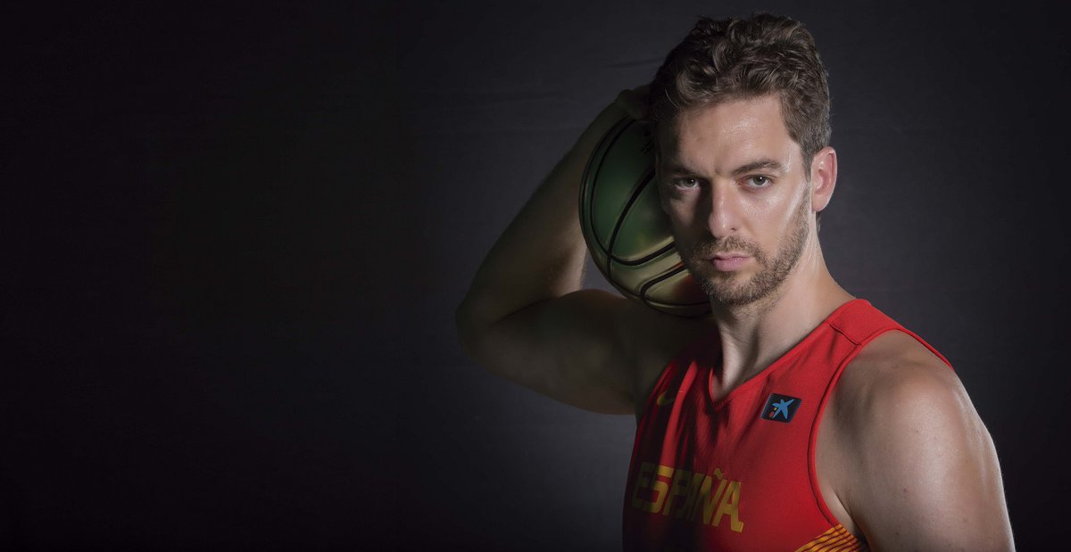 BaloncestoESP's tweet photo. Día de reconocimiento para @paugasol  (#GlobalImpactPlayer) y J.C. Navarro (1.000 partidos con el @FCBbasket) https://t.co/aqR3J6JVng