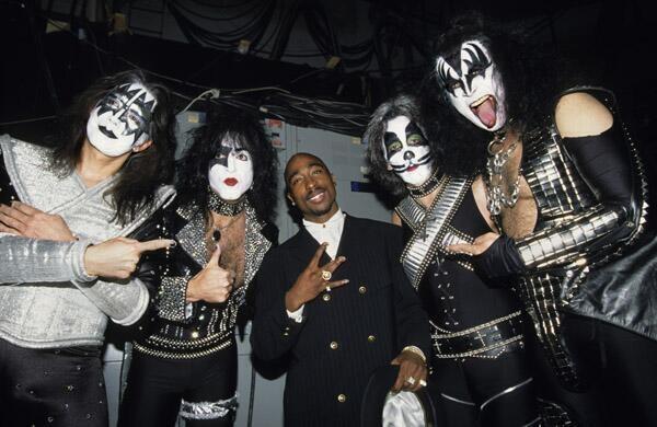 CoinWuTang's tweet photo. Kiss y Tupac. https://t.co/8XjpEmNLQB