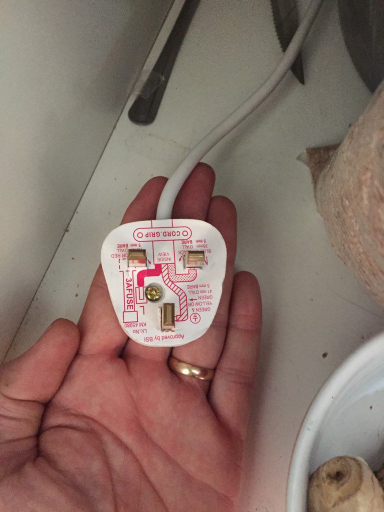 PATUKTesting's tweet image. PAT Testing today at a hotel , as you can see information card still on plug "MUST REMOVE BEFORE USE"