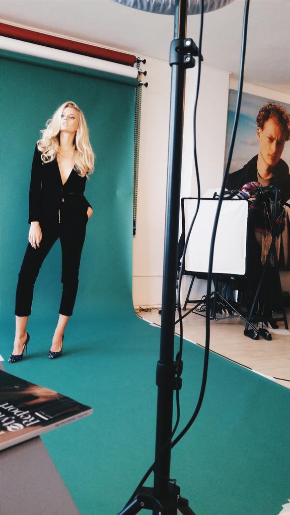 PaigeGoddard_'s tweet photo. Today's shoot is going well #christmas β₯π #stylebham https://t.co/Uu07E65WmN