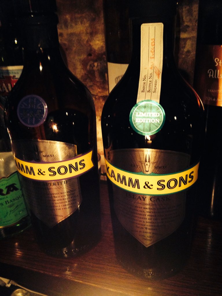 happinesshoxton's tweet photo. @KammAndSons and @Spitalfieldsbar what a tasty number #islaycask and a sweet present 4 our fearless leader Cheers https://t.co/EkgCZj4KJx