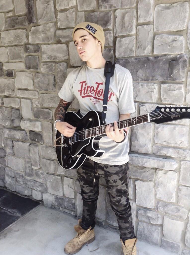 whtweloveabout's tweet photo. His camo clothing https://t.co/x6280t47MH