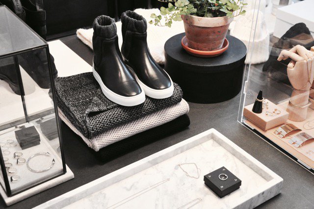 urbitsthlm's tweet photo. Värm upp dig i vinterkylan med unik design från Keen STHLM: https://t.co/bUTCLJVbb7 #urbit #keensthlm #vintermode https://t.co/oaJrx1jQhP