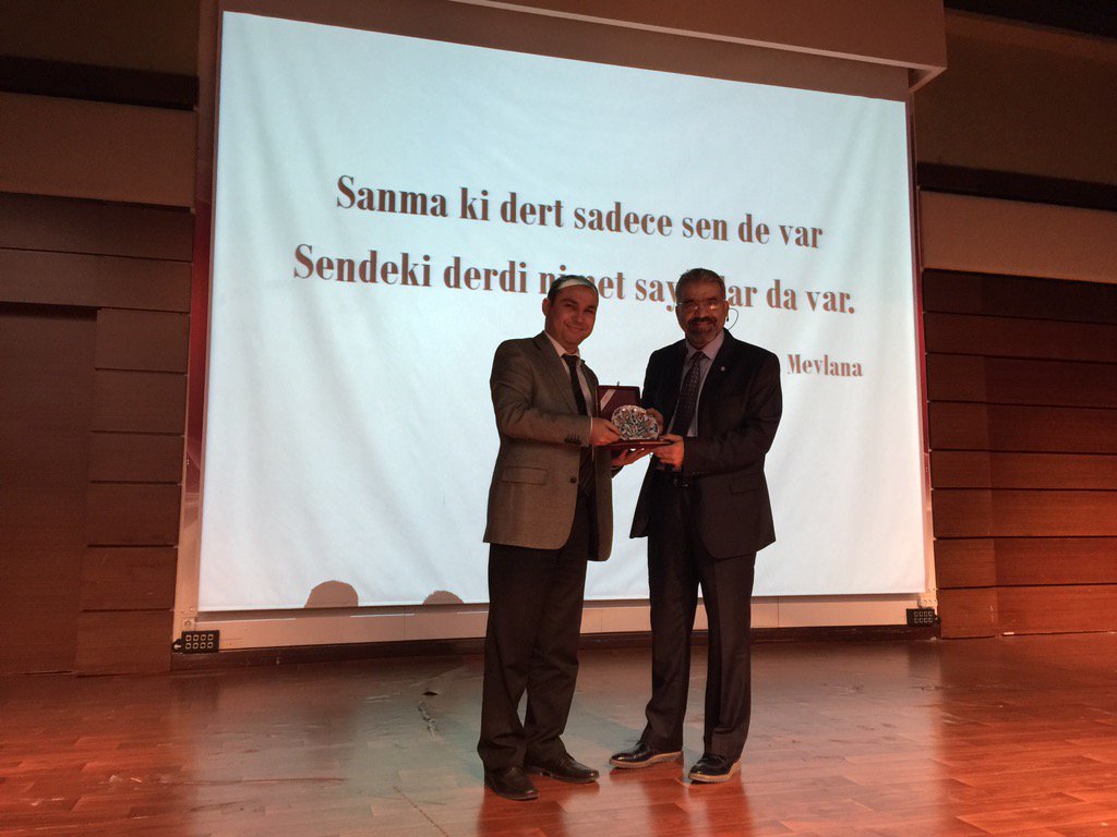 Müdürümüz Doç.Dr.Mehmet KAYA Seminer Eğitmeni Kenan TAŞTAN hocaya hediyelerini takdim ederken..