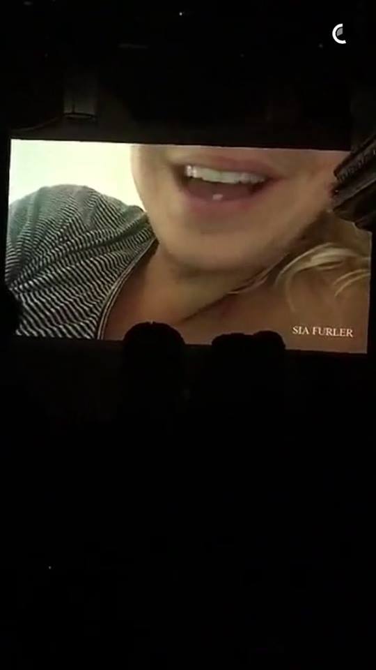  enviou um vídeo seu cantando \"Happy Birthday\" para o Christian Siriano durante a festa de aniversario dele. 