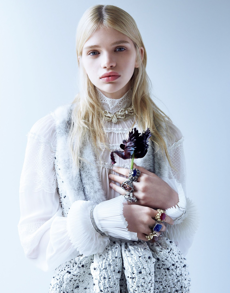 LOeil925's tweet photo. Jewellery shoots can look so contrived but this from @voguejp styled by @sissyvian photo @CamillaAkrans is beautiful https://t.co/BUkc3BkAJw