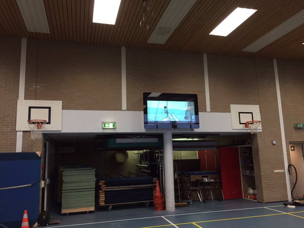 aboutRJ's tweet photo. Vandaag opgeleverd. Interactieve gymlessen via iPad op groot 75inch Sony scherm in 'balproof' behuizing. https://t.co/lCcD5QFXZV