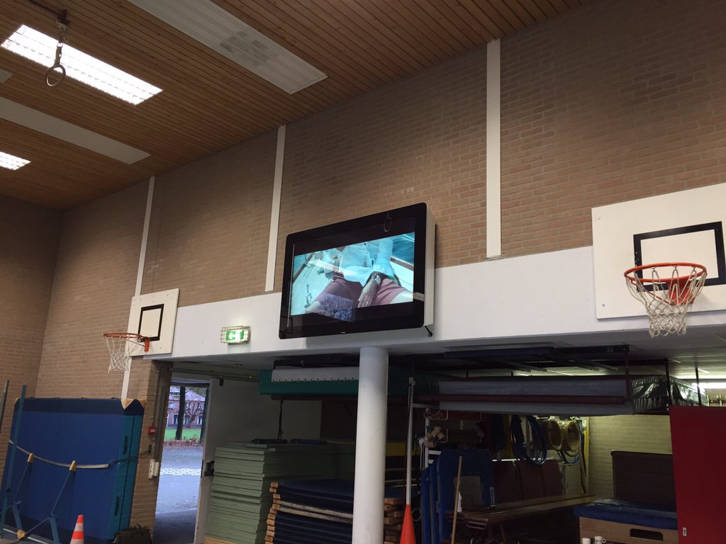 aboutRJ's tweet photo. Vandaag opgeleverd. Interactieve gymlessen via iPad op groot 75inch Sony scherm in 'balproof' behuizing. https://t.co/lCcD5QFXZV