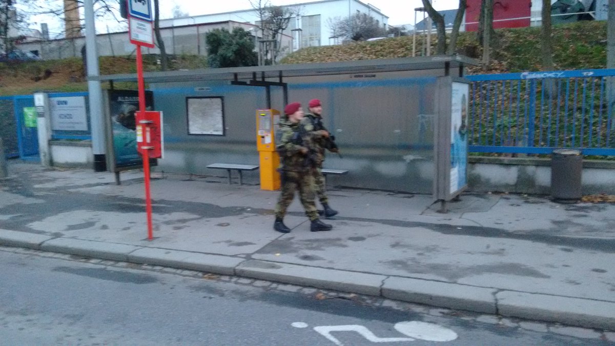RNevisNevim's tweet photo. Unika mi neco?? Slecna v uniforme CSSR se pred vojenskou nemocnici rozloucila s dvema vojaky se samopaly #wtf https://t.co/zBxyULCOev