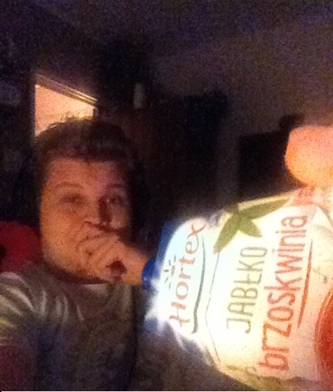 raBBitek00's tweet photo. @Sp4zie Guess what im holding my dring with :D:D https://t.co/whr7FzbNXc
