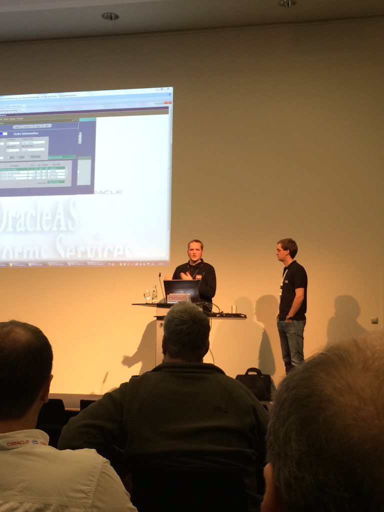 enpit's tweet photo. #DOAG2015 jetzt live #modernization von Oracle Anwendungen auf #AltaUI mit @MarkusKlenke und @JanisKra https://t.co/bCv5zMO1oC