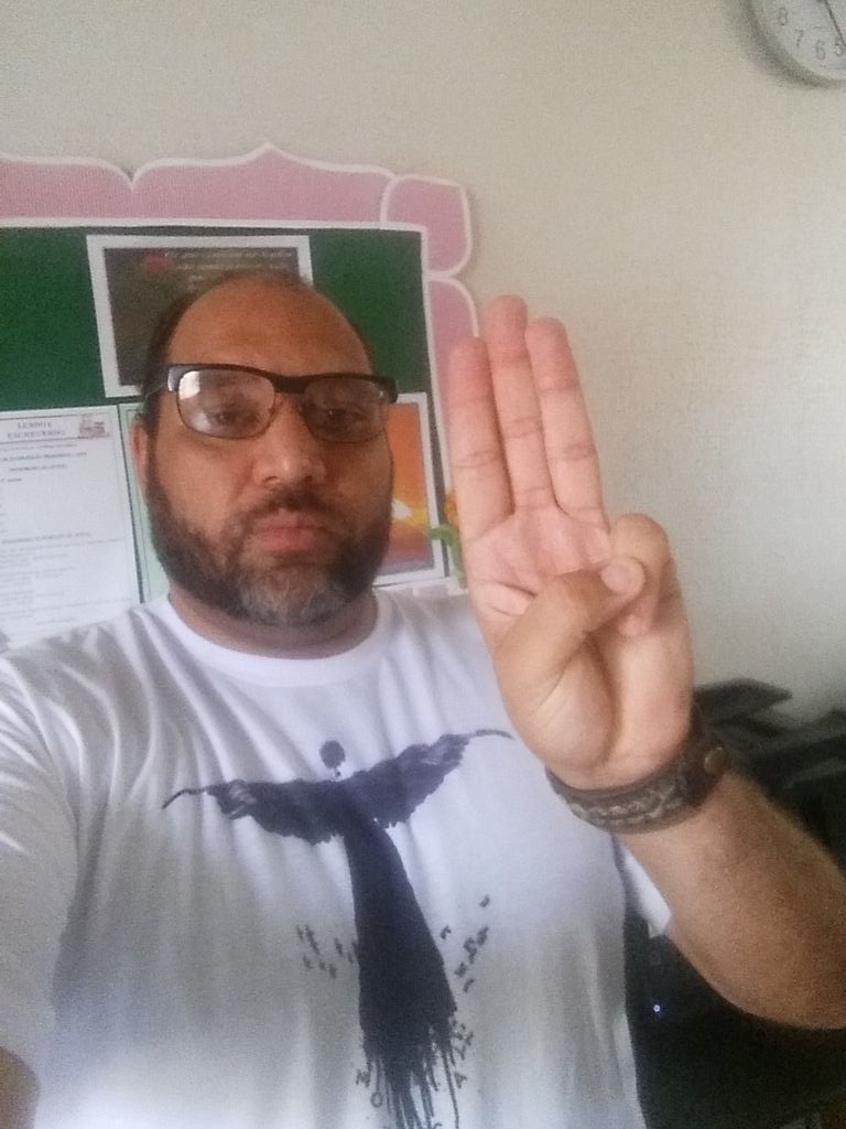 fabiano_baloo's tweet photo. Tô igual a promoção no Magazine Luiza: "É amanhã, é só amanhã!" #ForPrim #MockingjayPart2 #Tordo #Fã #CaraNoChapisco https://t.co/NCd5BqTHmv