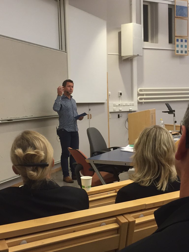KickiLT's tweet photo. Tomas Viksberg på Convinto föreläser om hur man får sin hjärna i topptrim i #mentorprogrammet @HogskolanSkovde https://t.co/Ap4IXcrBQJ