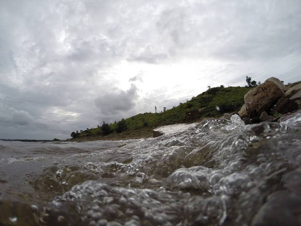 IndiaOutside's tweet photo. Feels great to go for a swim in a fresh water lake, doesn't it?

Thondanur Kere, Karnataka… https://t.co/EooMNxRnWU https://t.co/sDvupPBDk5