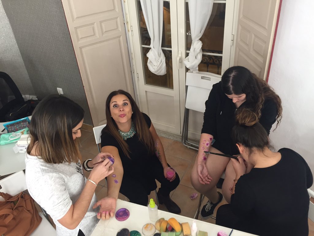 Clases mágicas de #Eliana para las niñas del Máster! Día de purpurina y mucho color con #FloresyRúbricas! Qué bonito