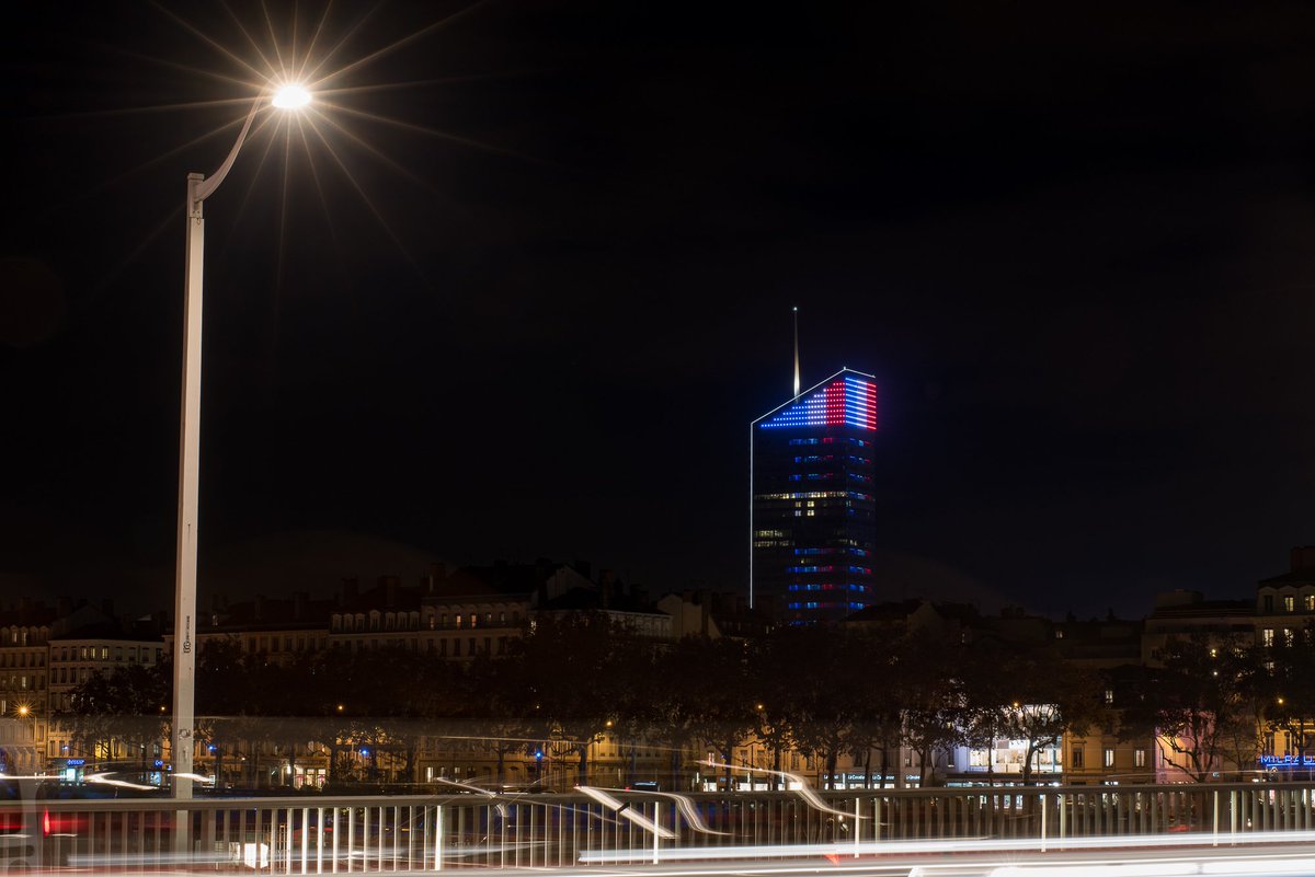 villedelyon's tweet photo. #DeuilNational la @TourIncity et le Palais de justice aux couleurs du drapeau français. https://t.co/gKqzmAAnF4 https://t.co/2yc1UNZ0lx