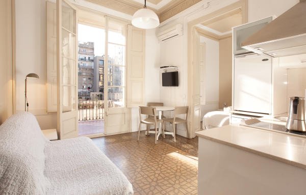 ApartmentBCN's tweet photo. Stay in this 3 bedroom apartment with a great balcony from just 9€ pppn #apartmentoftheweek https://t.co/W2Nu0Kk7HS https://t.co/IpX2TUh7mq