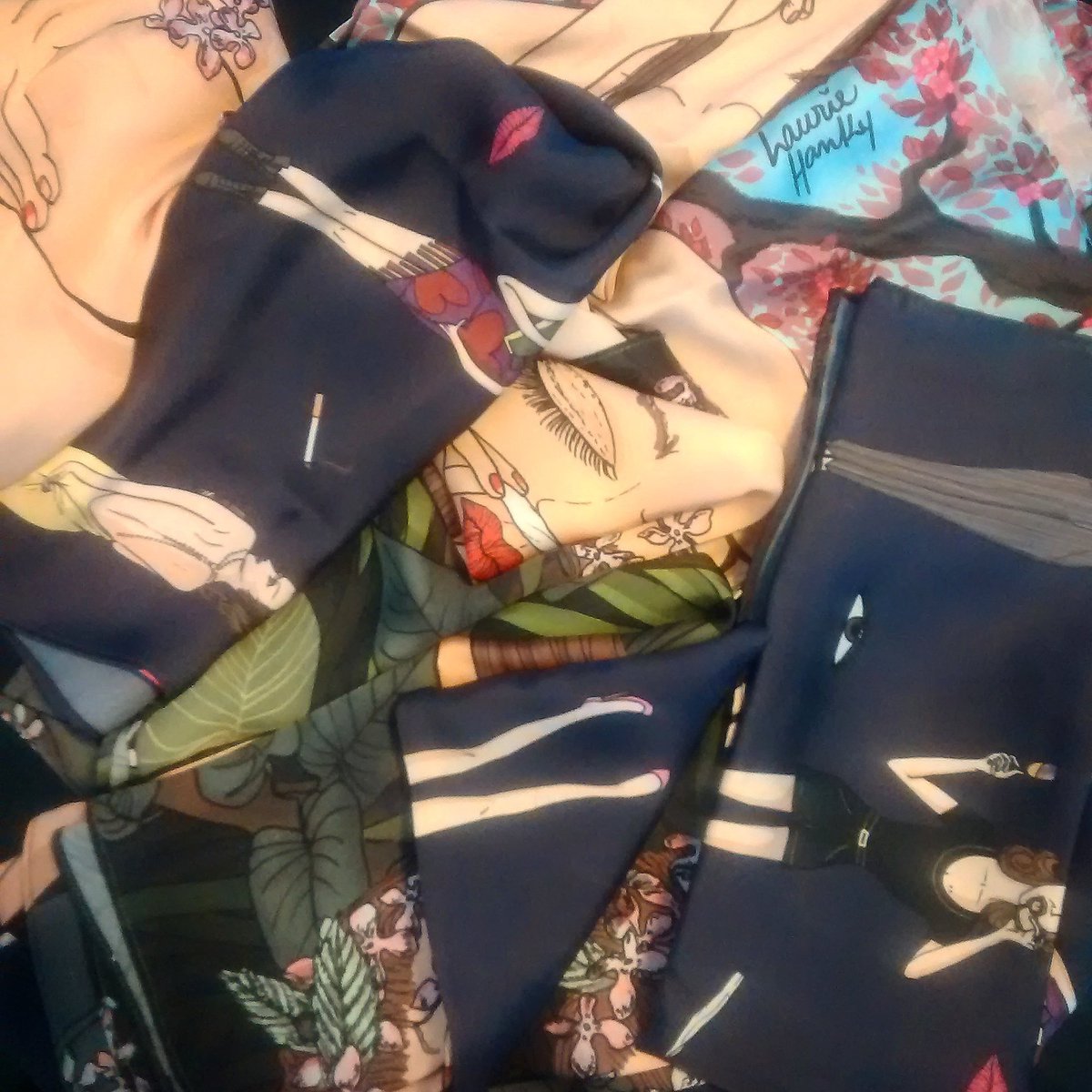 Llegaron los pañuelitos ¿Cómo parar de adorarlos? Meet <a href="/LaurieHanky/">Laurie Hanky</a>, the new chick en el barrio #illustration #silk