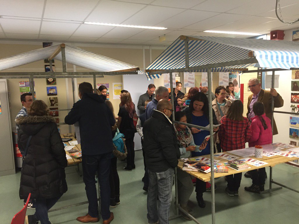 AshramCollege's tweet photo. Op het @AshramCollege veel belangstelling voor WAF. Ook bij #vmbo #entreprenasium https://t.co/uQFh2HLp5s