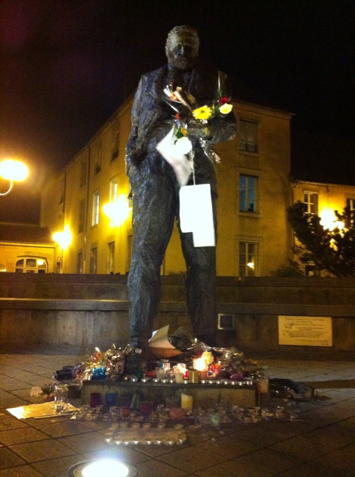 FabienneLeMoing's tweet photo. Victor Hugo témoin du rassemblement bisontin #AttentatsParis #Besancon https://t.co/PXiVSQWYpb