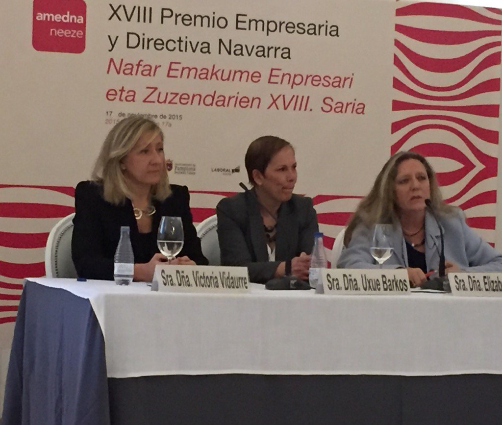 komaur's tweet photo. Con la Presidenta @Navarra @uxuebarkos , M Victoria Vidaurre y Elzabeth Trallero. Premios #Amedna a mujer empresaria https://t.co/IfJLjGX9VO