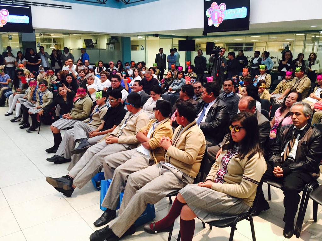 vromog's tweet image. Agradezco invitación de @InfoDF a premiación de #videobloggers que crearon iniciativas vs el acoso #JuventudEnLínea